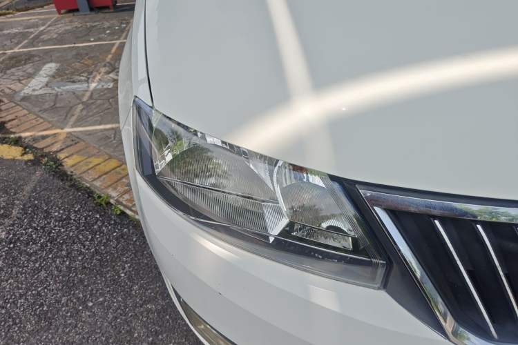 Used Skoda Rapid Spaceback 2016 Revised 1.6L Automatic Chuanxing Version Right Front Headlight