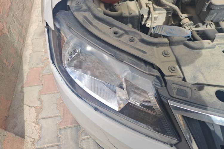 Used Skoda Rapid Spaceback 2016 Revised Version 1.6L Manual Front-Drive Edition Right Front Headlight