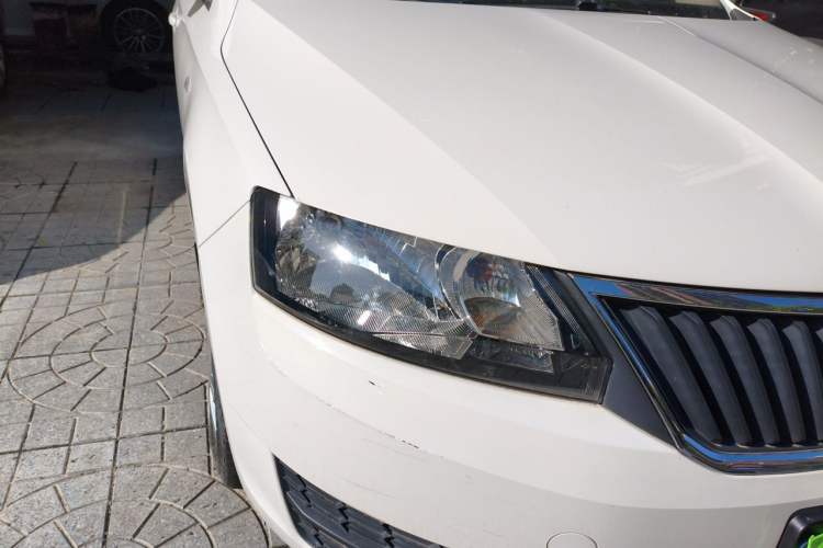 Used Skoda Rapid Spaceback 2016 Revised Version 1.4L Manual Front-Drive Edition Right Front Headlight