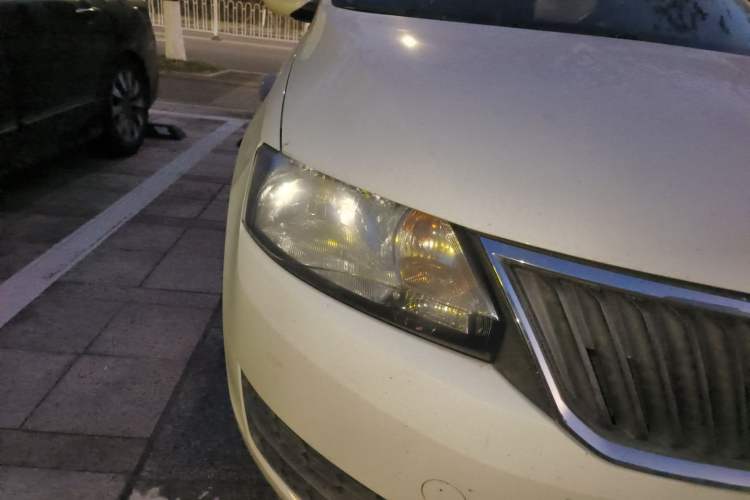 Used Skoda Rapid Spaceback 2016 1.6L Manual Front-Wheel-Drive Version Right Front Headlight