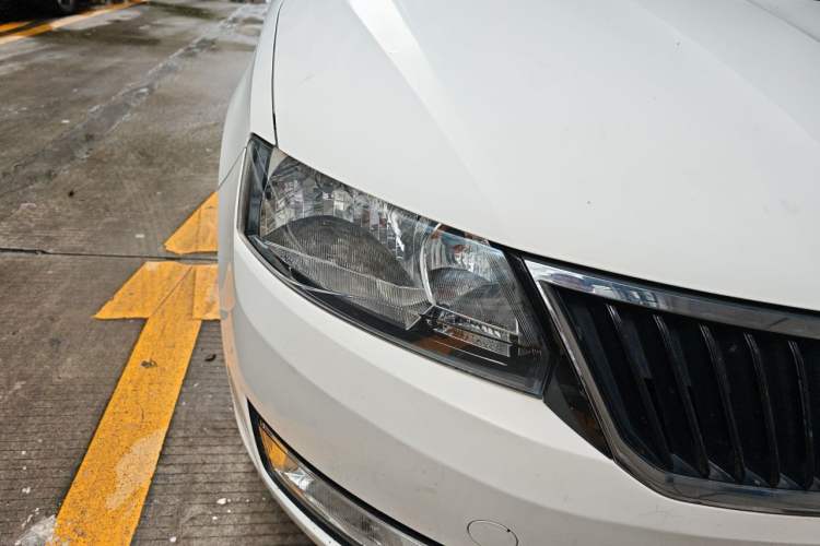 Used Skoda Rapid Spaceback 2016 Revised 1.6L Automatic Chuanxing Version Right Front Headlight