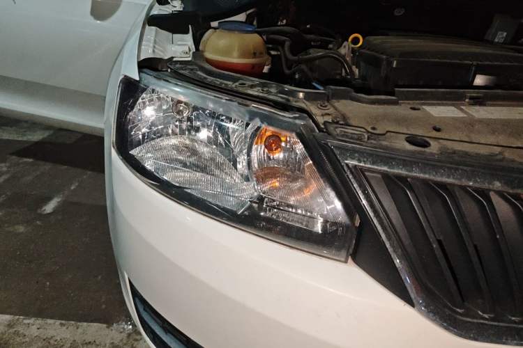Used Skoda Rapid Spaceback 2016 Revised Version 1.6L Automatic Front-Drive Edition Right Front Headlight