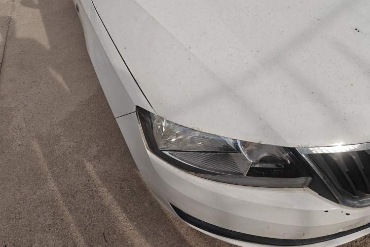 Used Skoda Rapid Spaceback 2016 Revised Version 1.6L Automatic Front-Drive Edition Right Front Headlight
