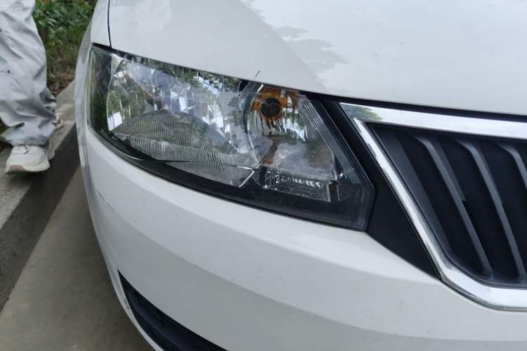 Used Skoda Rapid Spaceback 2016 Revised Version 1.6L Manual Front-Drive Edition Right Front Headlight
