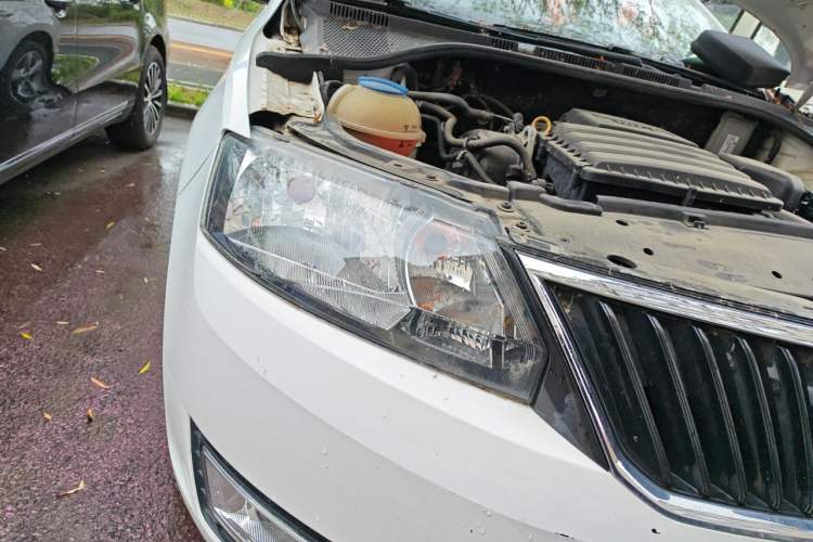 Used Skoda Rapid Spaceback 2016 Revised Version 1.6L Automatic Front-Drive Edition Right Front Headlight