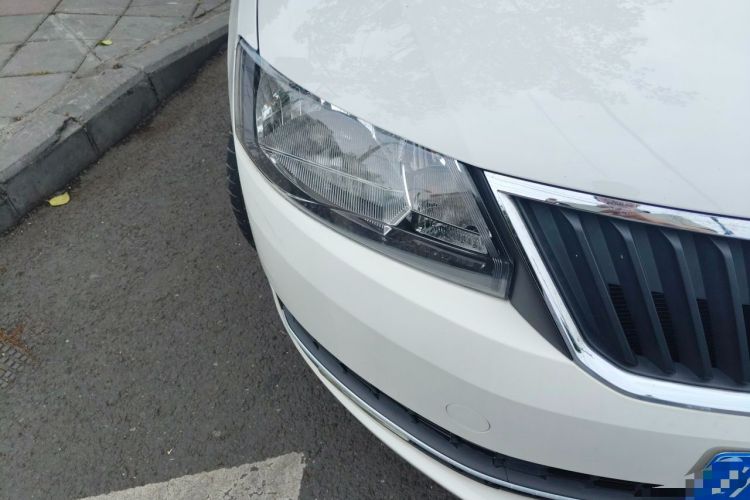 Used Skoda Rapid Spaceback 2016 Revised Version 1.6L Manual Front-Drive Edition Right Front Headlight