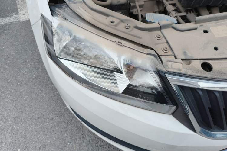 Used Skoda Rapid Spaceback 2016 Revised Version 1.4L Manual Front-Drive Edition Right Front Headlight