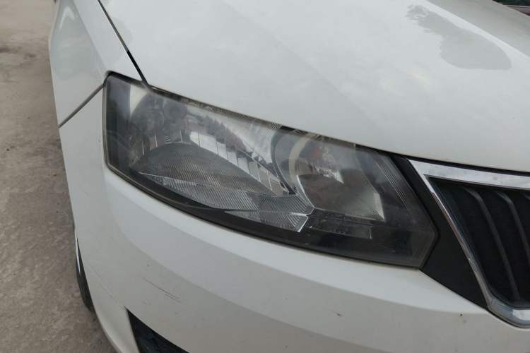Used Skoda Rapid Spaceback 2016 Revised Version 1.6L Manual Front-Drive Edition Right Front Headlight