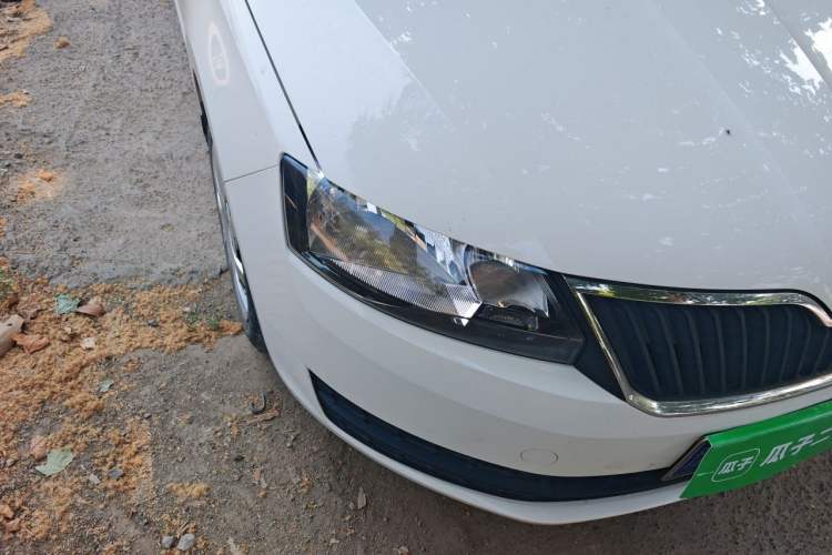 Used Skoda Rapid Spaceback 2016 Revised Version 1.4L Manual Front-Drive Edition Right Front Headlight