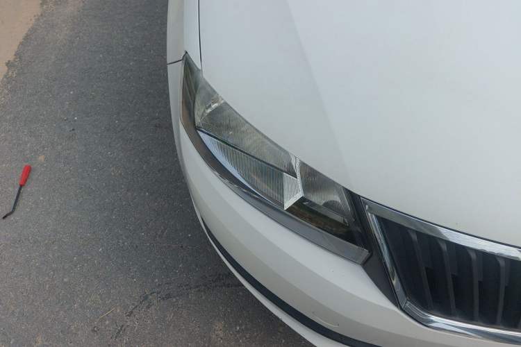 Used Skoda Rapid Spaceback 2016 Revised Version 1.4L Manual Front-Drive Edition Right Front Headlight