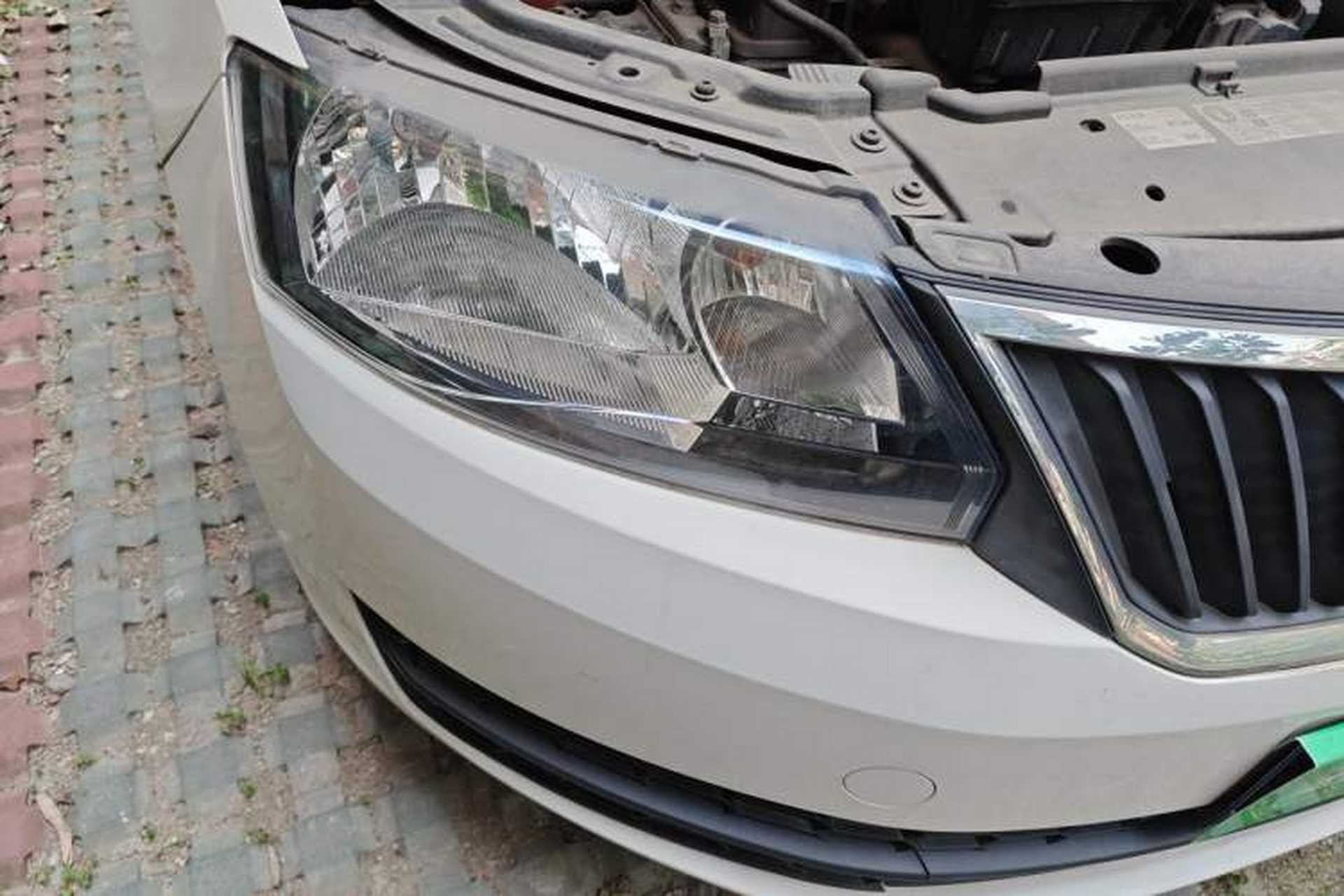 Used Skoda Rapid Spaceback 2016 Revised Version 1.6L Manual Front-Drive Edition Right Front Headlight