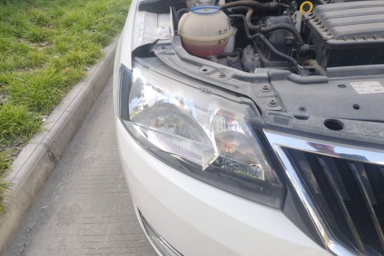 Used Skoda Rapid Spaceback 2016 Revised 1.6L Automatic Chuanxing Version Right Front Headlight