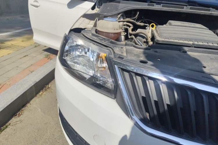Used Skoda Rapid Spaceback 2016 Revised Version 1.4L Manual Front-Drive Edition Right Front Headlight