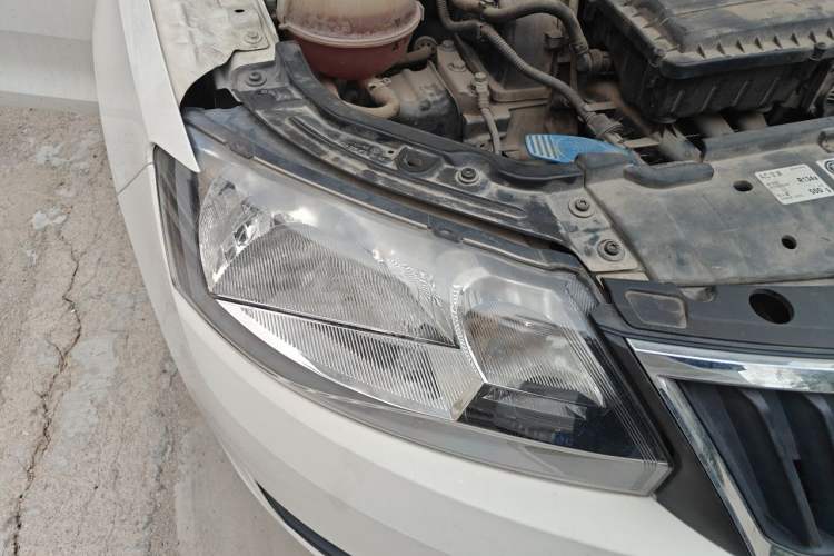 Used Skoda Rapid Spaceback 2016 Revised Version 1.6L Automatic Front-Drive Edition Right Front Headlight