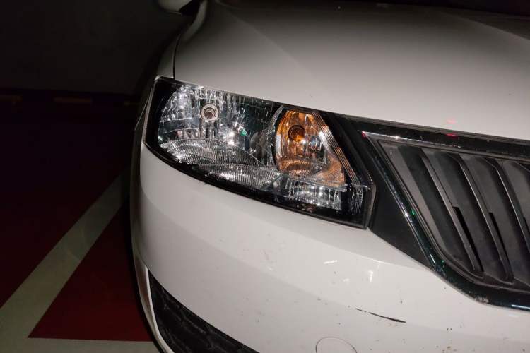 Used Skoda Rapid Spaceback 2016 1.6L Manual Front-Wheel-Drive Version Right Front Headlight