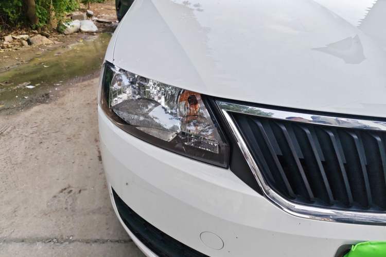 Used Skoda Rapid Spaceback 2016 Revised Version 1.4L Manual Front-Drive Edition Right Front Headlight