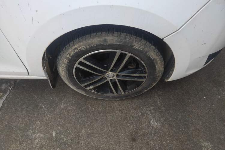 Used Skoda Rapid Spaceback 2016 Revised Version 1.6L Manual Front-Drive Edition Right Front Wheel Hub