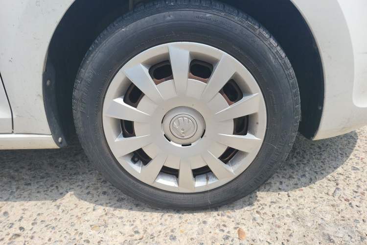 Used Skoda Rapid Spaceback 2016 Revised Version 1.4L Manual Front-Drive Edition Right Front Wheel Hub