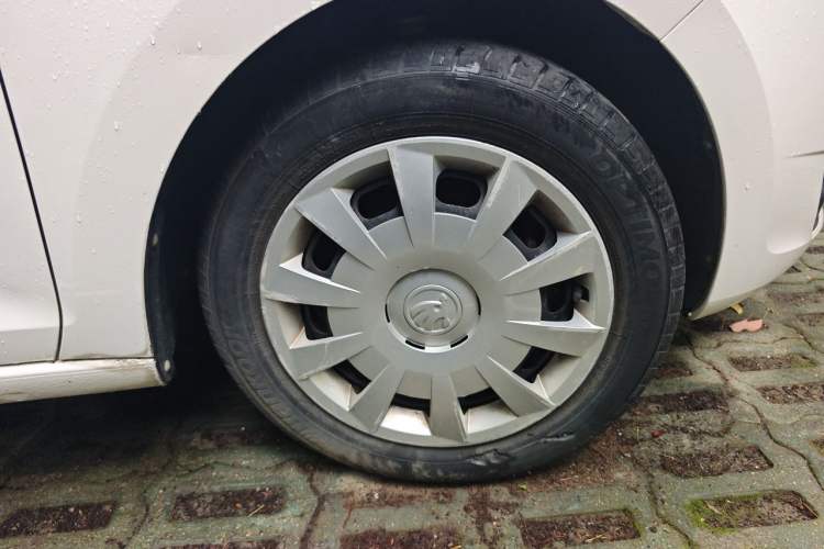 Used Skoda Rapid Spaceback 2016 Revised Version 1.6L Manual Front-Drive Edition Right Front Wheel Hub