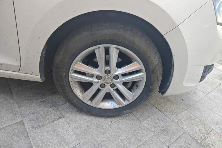 Used Skoda Rapid Spaceback 2016 Revised Version 1.6L Automatic Front-Drive Edition Right Front Wheel Hub