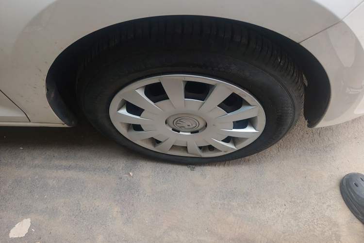 Used Skoda Rapid Spaceback 2016 Revised Version 1.6L Automatic Front-Drive Edition Right Front Wheel Hub