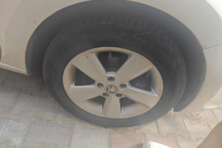 Used Skoda Rapid Spaceback 2016 Revised Version 1.6L Manual Front-Drive Edition Right Front Wheel Hub