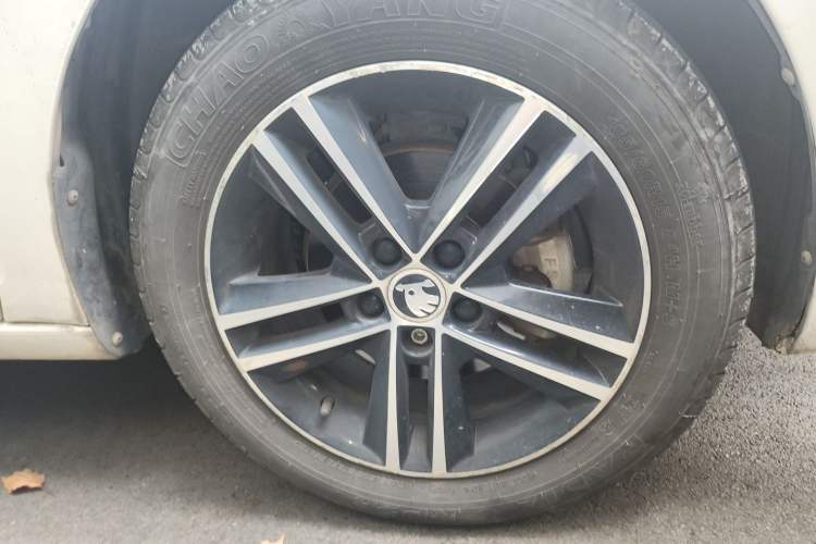 Used Skoda Rapid Spaceback 2016 Revised 1.6L Automatic Smart Drive Version Right Front Wheel Hub