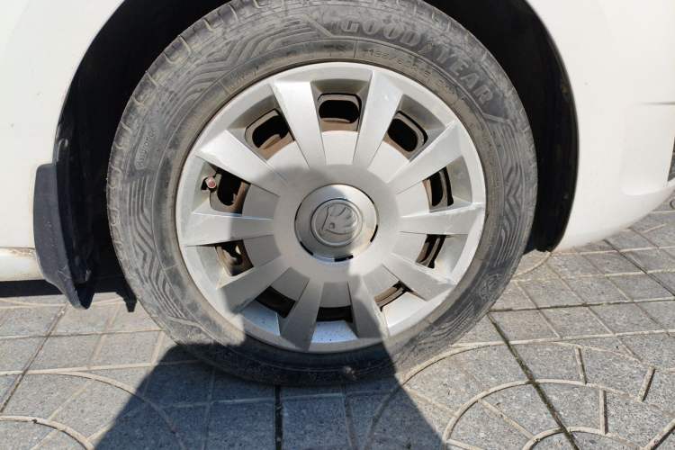 Used Skoda Rapid Spaceback 2016 Revised Version 1.4L Manual Front-Drive Edition Right Front Wheel Hub