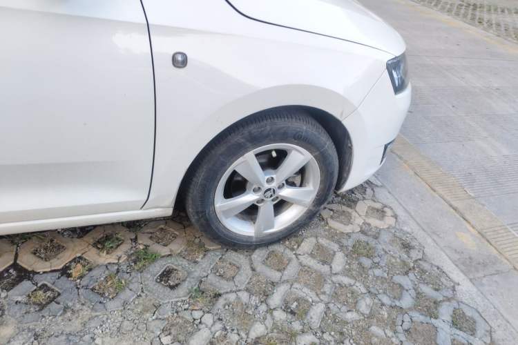 Used Skoda Rapid Spaceback 2016 Revised 1.6L Automatic Chuanxing Version Right Front Wheel Hub