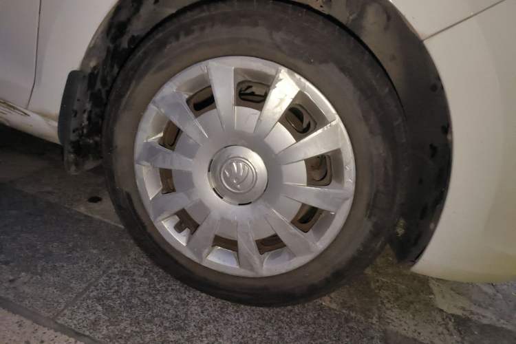 Used Skoda Rapid Spaceback 2016 1.6L Manual Front-Wheel-Drive Version Right Front Wheel Hub