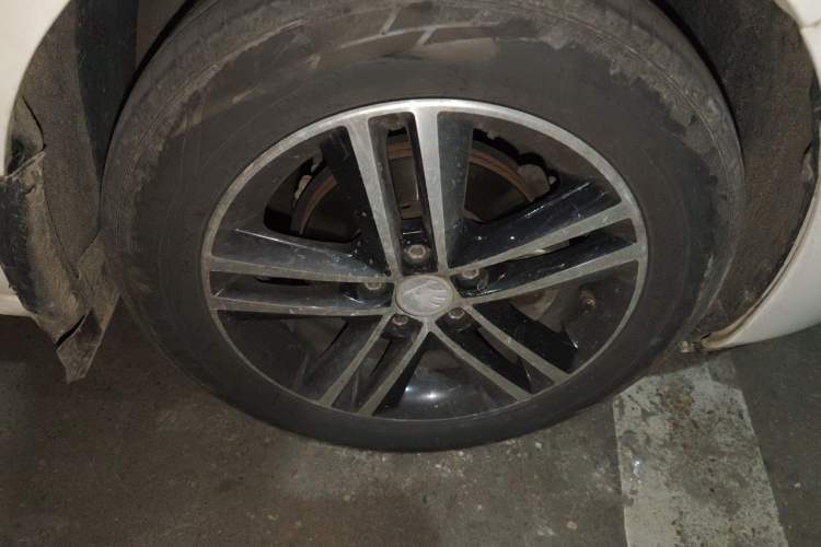 Used Skoda Rapid Spaceback 2016 Revised Version 1.6L Automatic Front-Drive Edition Right Front Wheel Hub