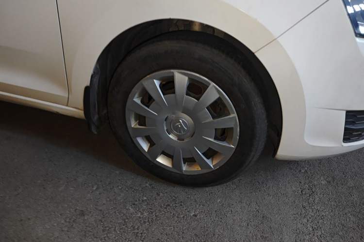 Used Skoda Rapid Spaceback 2016 Revised Version 1.6L Automatic Front-Drive Edition Right Front Wheel Hub