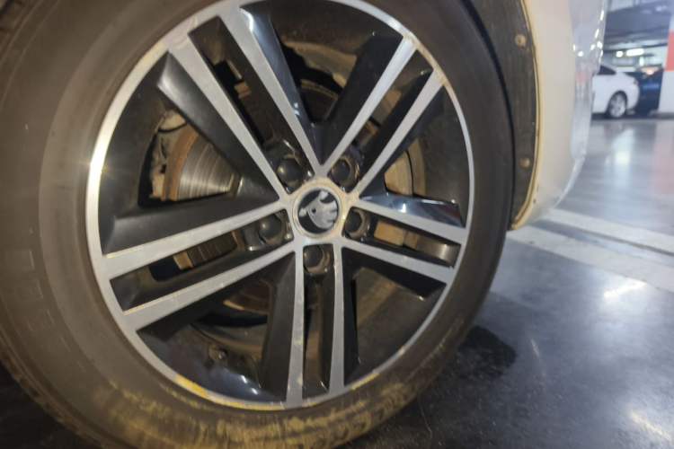 Used Skoda Rapid Spaceback 2016 Revised 1.6L Automatic Smart Drive Version Right Front Wheel Hub