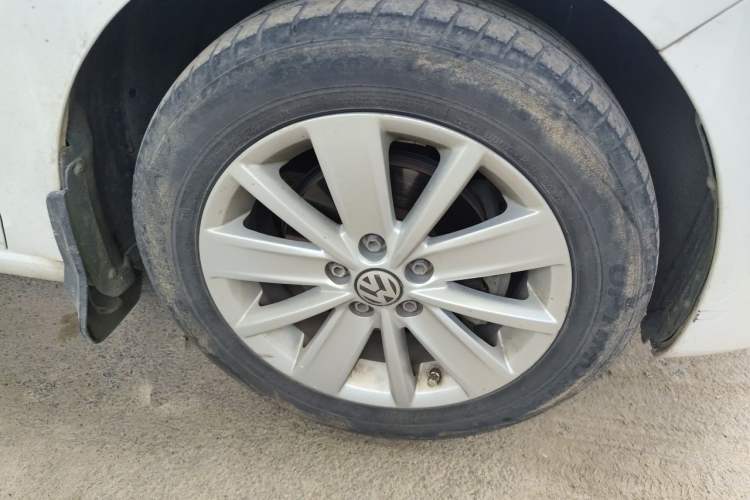 Used Skoda Rapid Spaceback 2016 Revised Version 1.6L Manual Front-Drive Edition Right Front Wheel Hub