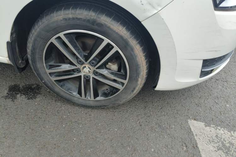 Used Skoda Rapid Spaceback 2016 Revised Version 1.6L Manual Front-Drive Edition Right Front Wheel Hub