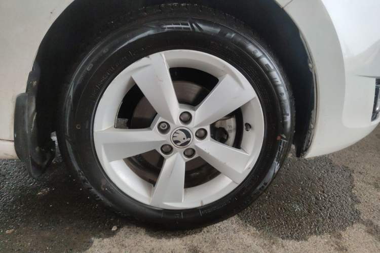 Used Skoda Rapid Spaceback 2016 Revised 1.6L Automatic Chuanxing Version Right Front Wheel Hub