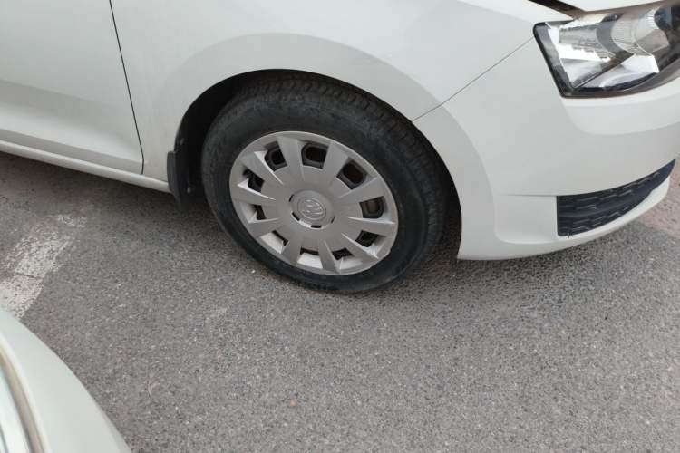Used Skoda Rapid Spaceback 2016 Revised Version 1.4L Manual Front-Drive Edition Right Front Wheel Hub