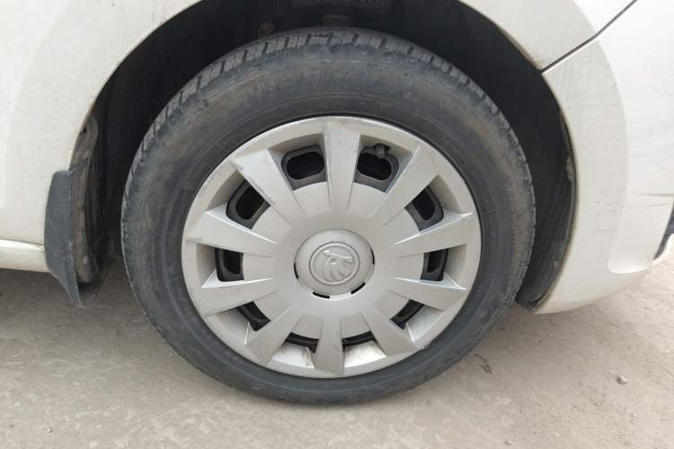 Used Skoda Rapid Spaceback 2016 Revised Version 1.6L Manual Front-Drive Edition Right Front Wheel Hub