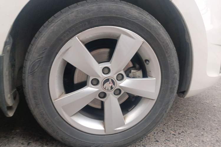 Used Skoda Rapid Spaceback 2016 Revised 1.6L Automatic Chuanxing Version Right Front Wheel Hub
