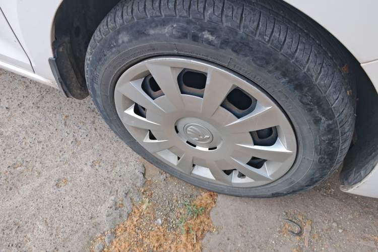 Used Skoda Rapid Spaceback 2016 Revised Version 1.4L Manual Front-Drive Edition Right Front Wheel Hub