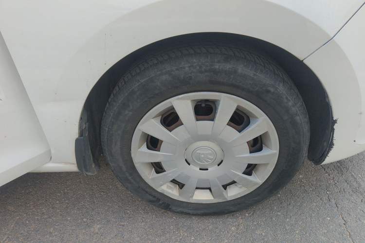 Used Skoda Rapid Spaceback 2016 Revised Version 1.4L Manual Front-Drive Edition Right Front Wheel Hub