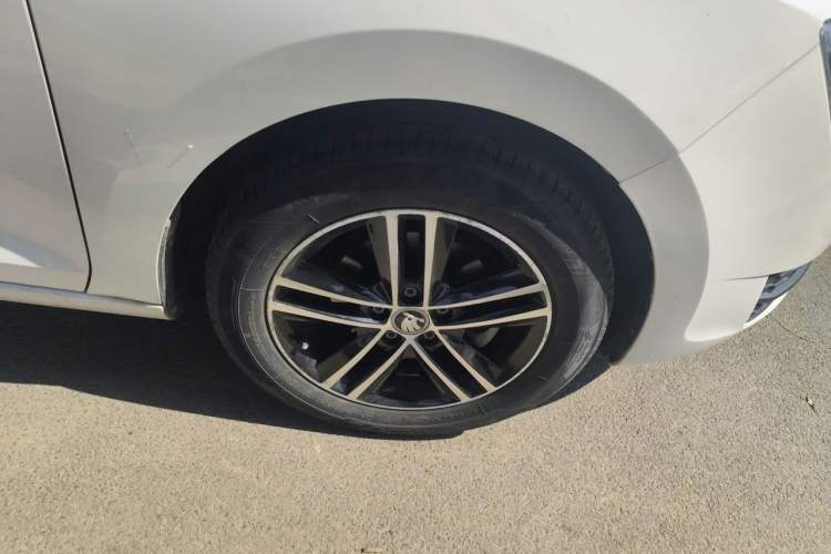 Used Skoda Rapid Spaceback 2016 Revised Version 1.4L Manual Front-Drive Edition Right Front Wheel Hub