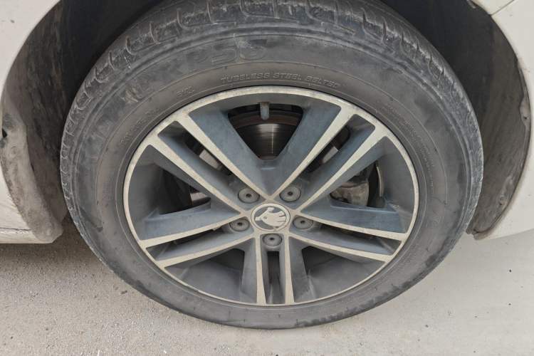 Used Skoda Rapid Spaceback 2016 Revised Version 1.6L Automatic Front-Drive Edition Right Front Wheel Hub