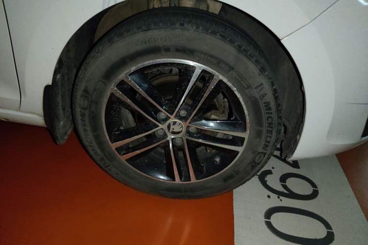 Used Skoda Rapid Spaceback 2016 1.6L Manual Front-Wheel-Drive Version Right Front Wheel Hub