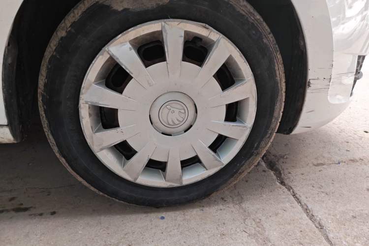 Used Skoda Rapid Spaceback 2016 Revised Version 1.4L Manual Front-Drive Edition Right Front Wheel Hub