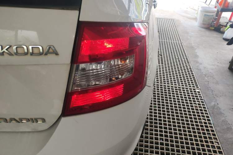 Used Skoda Rapid Spaceback 2016 1.6L Automatic Front-Wheel Drive Model Right Rear Taillight