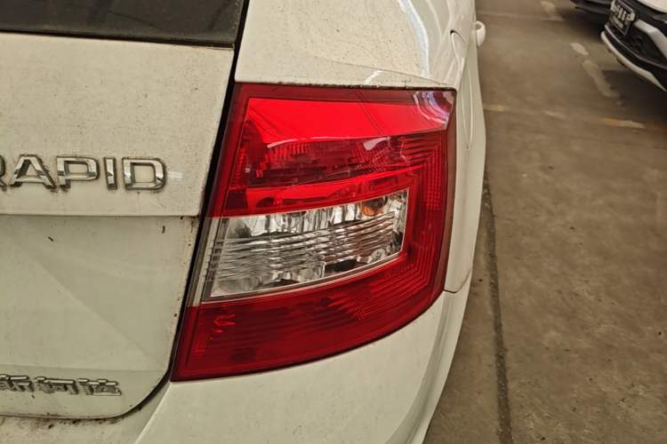 Used Skoda Rapid Spaceback 2016 Revised Version 1.4L Manual Front-Drive Edition Right Rear Taillight
