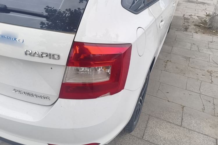 Used Skoda Rapid Spaceback 2016 Revised Version 1.6L Manual Front-Drive Edition Right Rear Taillight