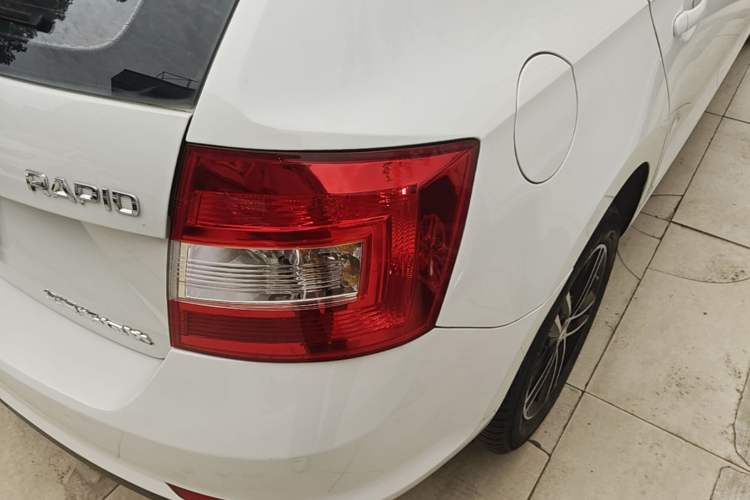 Used Skoda Rapid Spaceback 2016 Revised Version 1.6L Automatic Front-Drive Edition Right Rear Taillight