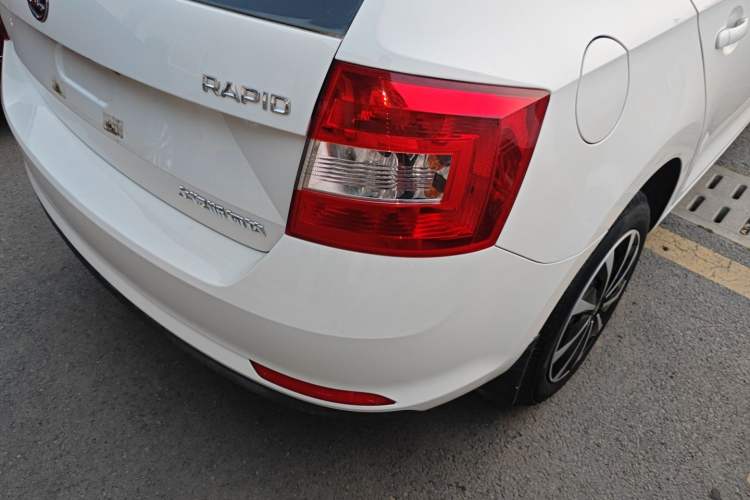Used Skoda Rapid Spaceback 2016 Revised Version 1.4L Manual Front-Drive Edition Right Rear Taillight